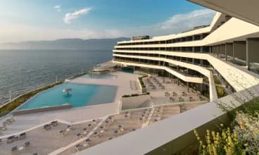 Grand Hotel View**** jest malowniczo położony na brzegu wyspy Brač