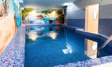 Rezydencja Korab dysponuje strefą wellness z basenem i podświetlanym jacuzzi
