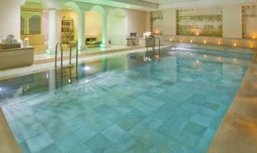 Hotel posiada elegancką strefę wellness z wewnętrznym basenem