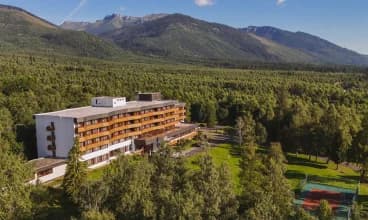 Hotel jest położony w dolinie u stóp Łomnicy