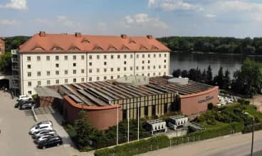 Hotel jest urokliwie położony wprost nad Wisłą