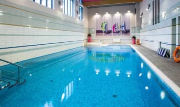 Hotel*** NAT Świnoujście posiada kryty basen