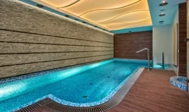 W hotelu można skorzystać z basenu z atrakcjami wodnymi