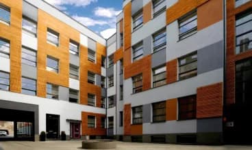Boutique Hotel’s II znajduje się w samym sercu Łodzi, przy ulicy Rewolucji