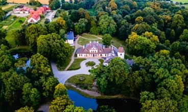 Dwór Kombornia Folwark to część rozległej podworskiej rezydencji