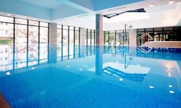 Komfortowe nadmorskie apartamenty mają dostęp do strefy wellness z basenem
