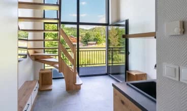 Do dyspozycji są apartpokoje z widokiem na beskidzki krajobraz