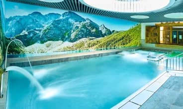 Sercem strefy wellness jest basen otoczony piękną tatrzańską fototapetą
