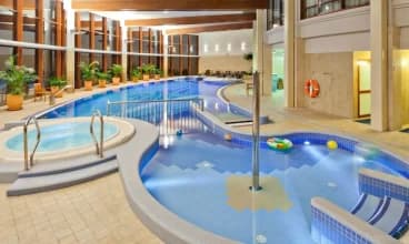 W basenie wydzielono płytki brodzik dla dzieci, obok znalazło się jacuzzi