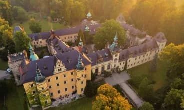 Zamek Kliczków to przepiękny obiekt położony wśród Borów Dolnośląskich