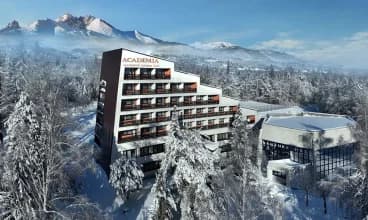 Hotel jest położony w sąsiedztwie Tatrzańskiej Łomnicy z trasami narciarskimi