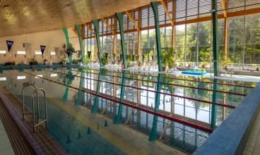 Hotel Perła Południa posiada pełnowymiarowy basen pływacki