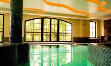 Do dyspozycji gości pozostaje strefa wellness z krytym basenem