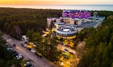 Hotel Senator**** jest położony w pobliżu Kołobrzegu, tuż nad brzegiem Bałtyku