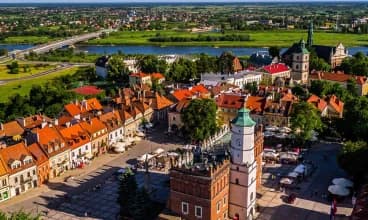 Obiekt znajduje się po drugiej stronie Wisły względem zabytkowego Sandomierza