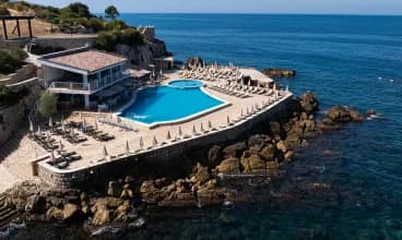 Hotel jest położony na wybrzeżu Adriatyku w miejscowości Dobra Voda
