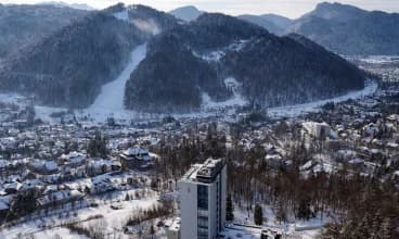 Z hotelu widać trasy narciarskie na Palenicy