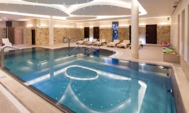 Hotel jest urokliwie położony i dysponuje przyjemną strefą wellness z basenem