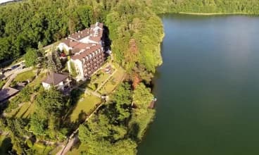 Mazuria Country & SPA znajduje się wprost nad jeziorem Czos w Mrągowie
