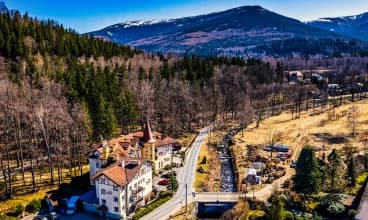Hotel Nowa Ski jest położony w Karpaczu z widokiem na masyw Śnieżki