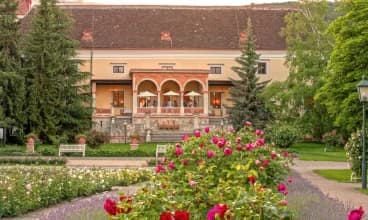 Pytloun Schlosshotel Weikersdorf to hotel z basenem nieopodal Wiednia
