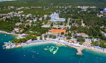 Hotel Pavilion Omorika*** mieści się 150 m od plaży i przystani Omorika