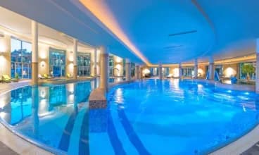 Hotel posiada basen pływacko-rekreacyjny z atrakcjami wodnymi i strefą zabaw