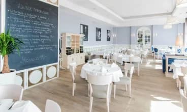 Hotelowa restauracja serwuje dania włoskie i polskie