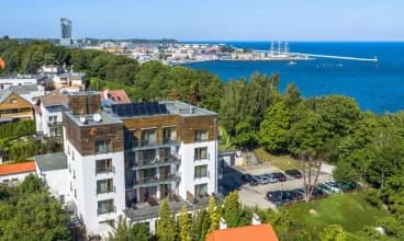 Hotel jest usytuowany na Kamiennej Górze, skąd rozciąga się piękny widok na port