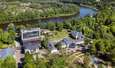 Przyjemny 4-gwiazdkowy hotel stoi w samym sercu Druskiennik, wprost nad Niemnem