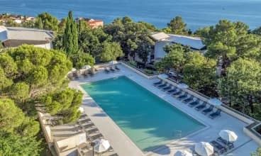 Ad Turres Holiday Resort*** jest oddalony zaledwie 500 m od morza