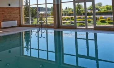 Hotel*** NAT Sarbinowo to hotel z całorocznym krytym basenem
