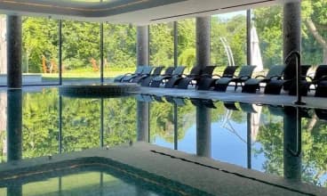 Nowoczesny basen z widokiem na park dopełnienia relaks w zabytkowym pałacu