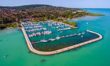 Wellness Hotel Laroba mieści się tylko 100 m od brzegu jeziora i mariny