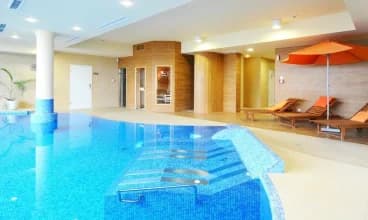 Hotel Alpejski dysponuje basenem z oraz strefą saun