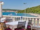 Na terenie ośrodka Jezera Village jest bar i restauracja