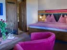 Pokoje Comfort wyróżnia jacuzzi w łazience, balkon oraz góralskie elementy