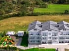 Jest otoczony rozległym zielonym terenem, z dala od szumu miasta