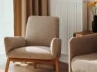 W części dziennej jest sofa, stół jadalniany oraz mini aneks kuchenny