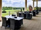 Z tarasu restauracji widać wiejskie krajobrazy i pobliskie wzgórza