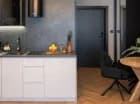 W każdym apartamencie jest stół z krzesłami