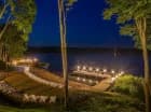 Hotel zapewnia wspaniały widok na wodę i możliwość uprawiania sportów wodnych