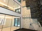 Hotel wyróżnia imponująca 9-metrowa ścianka wspinaczkowa