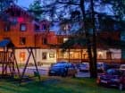 Przy hotelu jest parking oraz plac zabaw