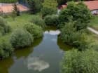 Hotel jest otoczony prywatnym parkiem z leśną promenadą i jeziorkiem