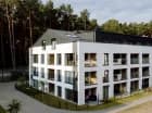 Goście mieszkają w nowoczesnych apartamentowcach