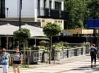Sąsiaduje z nadmorską promenadą, mieści się w prestiżowej dzielnicy Świnoujścia