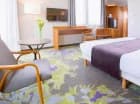 W głównym budynku hotelowym mieszczą się pokoje superior plus