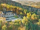 Otoczenie hotelu jest harmonijne, pełne pachnących lasów