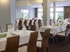 Podczas posiłku można rozkoszować się widokiem na zielony teren wokół hotelu